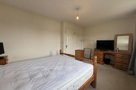 Bedroom 1 2.jpg