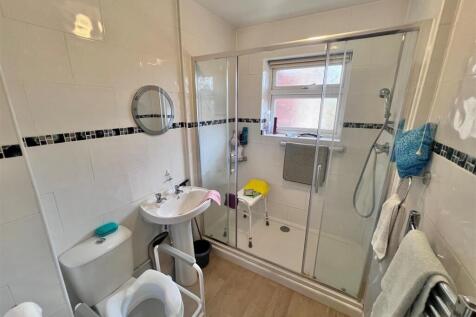 Shower room 1.jpg
