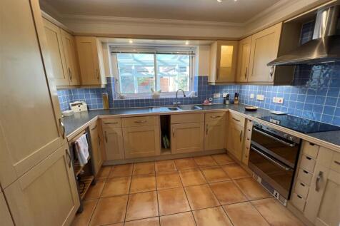Kitchen 2.jpg