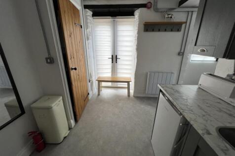 Kitchen 2.jpg