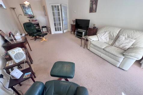 Lounge 1.jpg