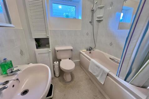 Bathroom 2.jpg