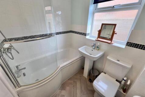 Bathroom 1.jpg
