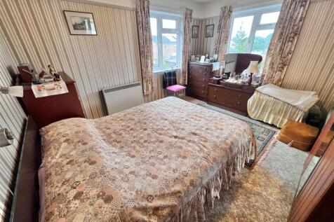 Main bed 1.jpg