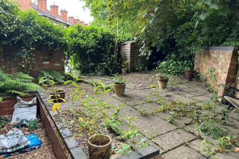 PRIVATE WALLED GARDEN