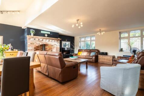 living room-2.jpg