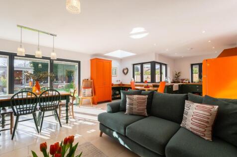 FABULOUS OPEN PLAN KITCHEN/FAMILY ROOM