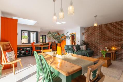 FABULOUS OPEN PLAN KITCHEN/FAMILY ROOM