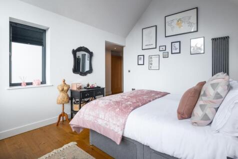 BEDROOM AREA (REAR)