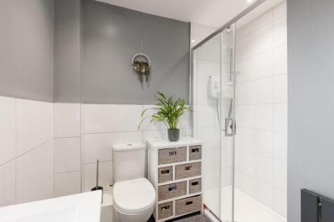 first floor en suite-2.jpg
