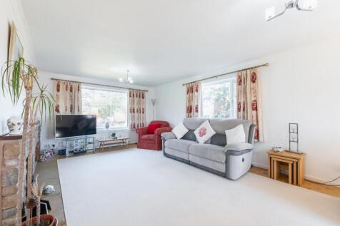 SPACIOUS LOUNGE/DINING ROOM