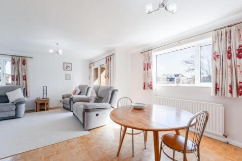 SPACIOUS LOUNGE/DINING ROOM