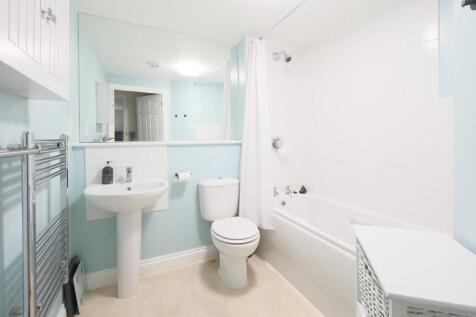 3 Birch Meadow Close bathroom.jpg