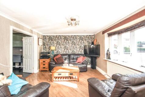 13 East Dene lounge.jpg