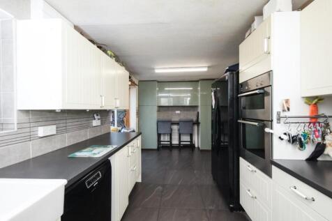 13 East Dene kitchen-2.jpg