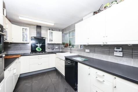 13 East Dene kitchen-3.jpg