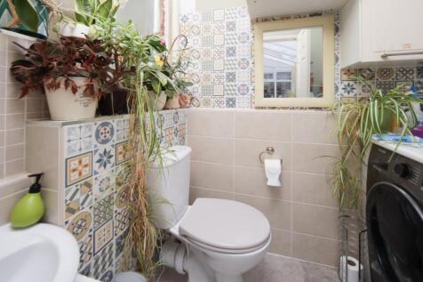13 East Dene wc.jpg