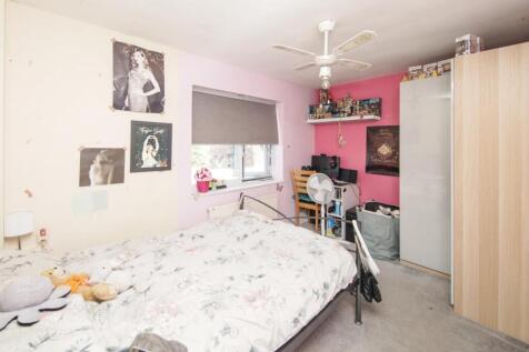 13 East Dene bedroom.jpg