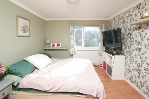 13 East Dene bedroom-3.jpg