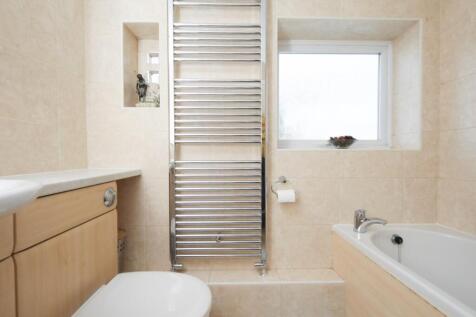 13 East Dene  bathroom.jpg