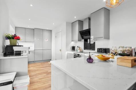 FAMILY/DINING KITCHEN