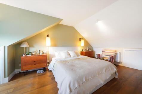 19244805 - bedroom in loft.jpg