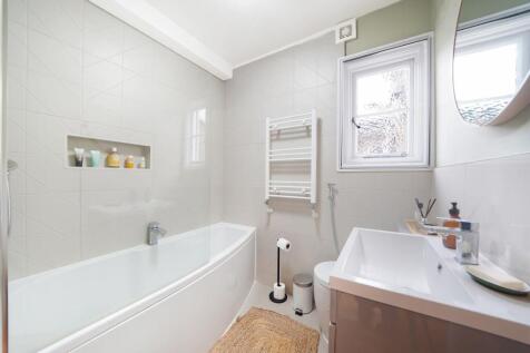 19244805 bathroom.jpg