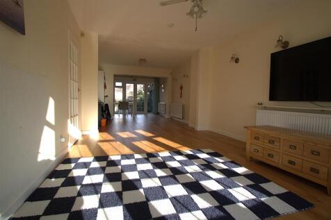 Livingroom 1.jpg