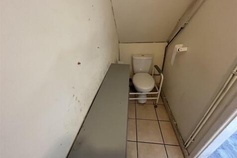 WC &amp; LAUNDRY AREA