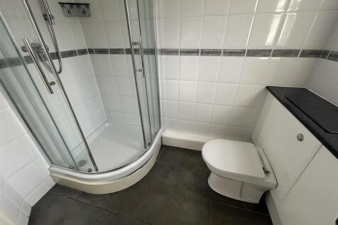 EN-SUITE SHOWER ROOM