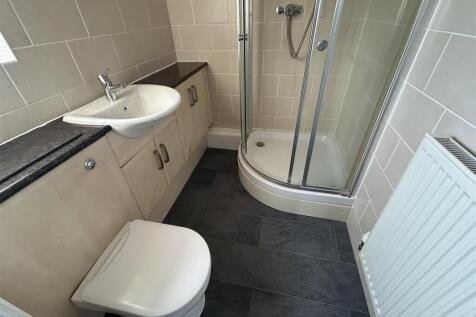 EN-SUITE SHOWER ROOM