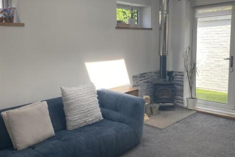 REAR LOUNGE