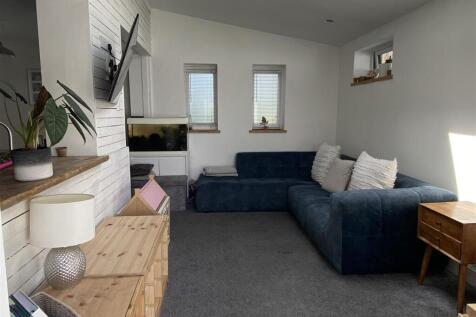 REAR LOUNGE