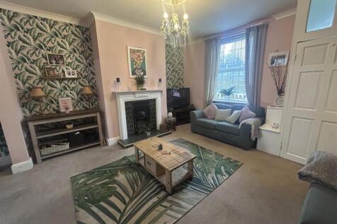 OPEN PLAN LOUNGE &amp; DINING AREA