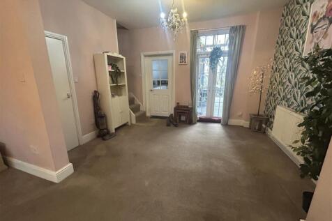 OPEN PLAN LOUNGE &amp; DINING AREA