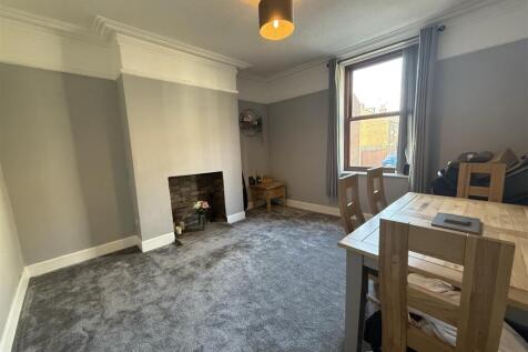 FRONT LOUNGE