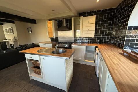 OPEN PLAN LOUNGE &amp; KITCHEN