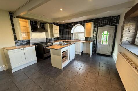 OPEN PLAN LOUNGE &amp; KITCHEN