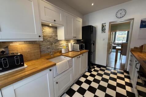 OPEN PLAN LOUNGE &amp; KITCHEN