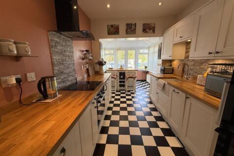 OPEN PLAN LOUNGE &amp; KITCHEN
