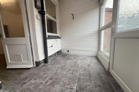REAR LEAN TO