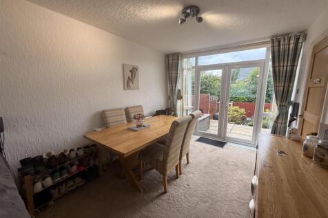 L-SHAPED LOUNGE &amp; DINING AREA
