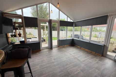 REAR LOUNGE