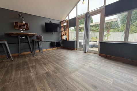 REAR LOUNGE