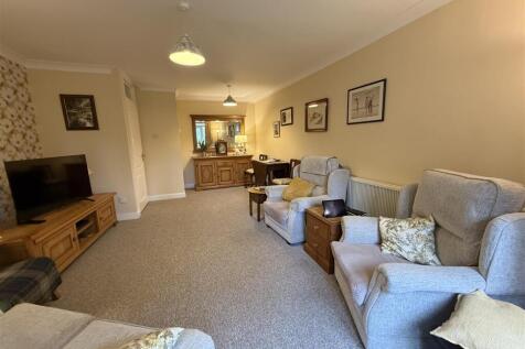 LOUNGE &amp; DINING AREA