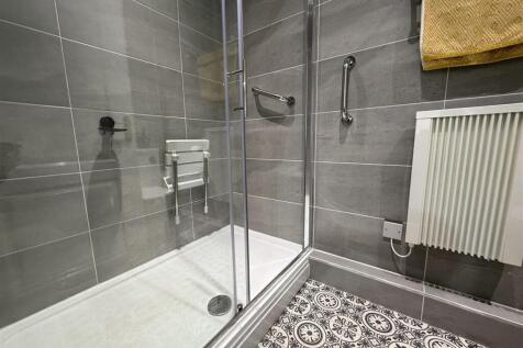 EN-SUITE SHOWER ROOM