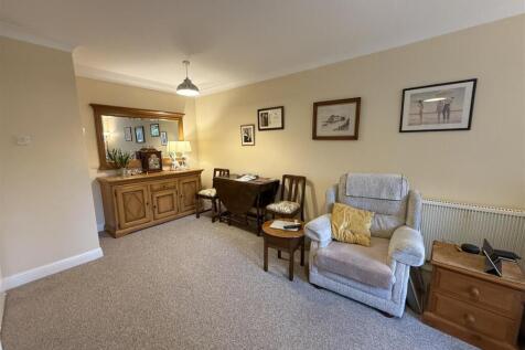 LOUNGE &amp; DINING AREA