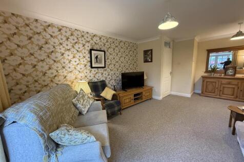 LOUNGE &amp; DINING AREA