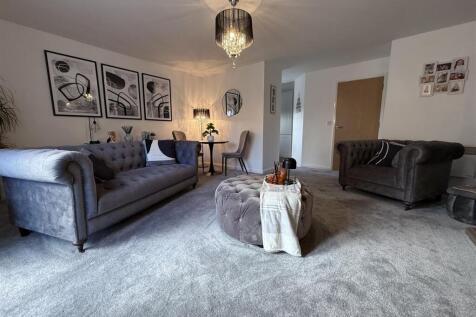 LOUNGE & DINING AREA