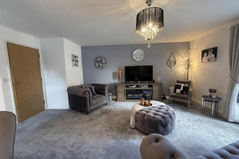 LOUNGE & DINING AREA